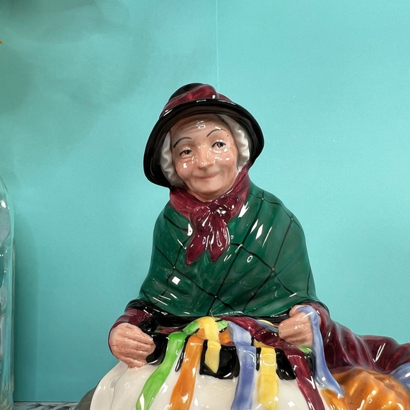 Royal Doulton ''Silk and Ribbons”Signed By Leslie H, Figurine HN2017 England 6”H - Picture 3 of 16